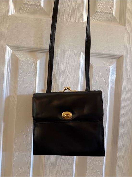 Comeco Handbags - Timeless Black Shoulder Bag with Gold Turn-Lock